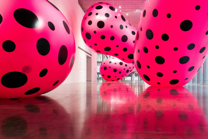 草間彌生,《圓點的強迫妄想》.1998_2024,尺寸依空間而定,塑膠氣球、複合媒材©草間彌生 草間彌生,《圓點的強迫妄想》.1998_2024,尺寸依空間而定,塑膠氣球、複合媒材©草間彌生