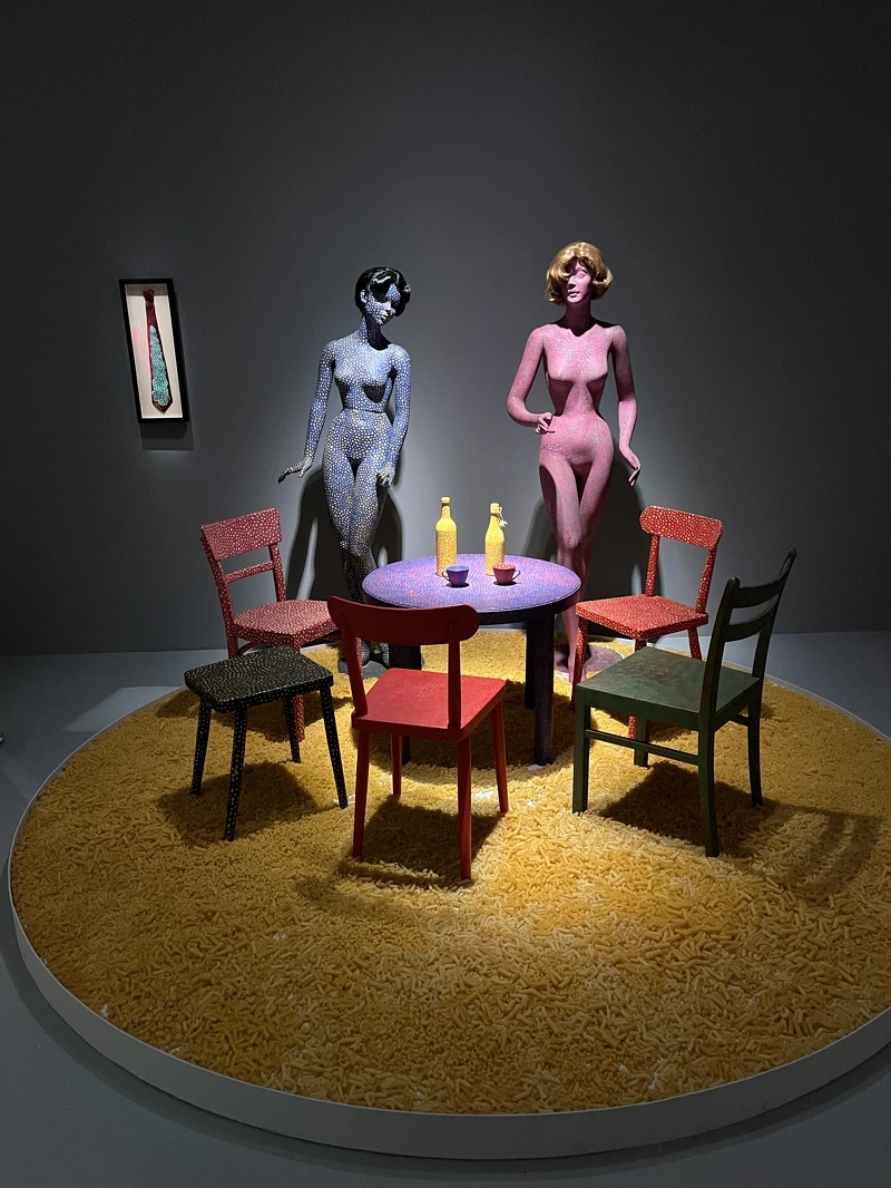 網」鋪天蓋地延伸至各種現成物之上,人台、家具、動物、食物等,是《幻影的彼方》的最原初版本。Melody TU 採訪拍攝 網」鋪天蓋地延伸至各種現成物之上,人台、家具、動物、食物等,是《幻影的彼方》的最原初版本。Melody TU 採訪拍攝