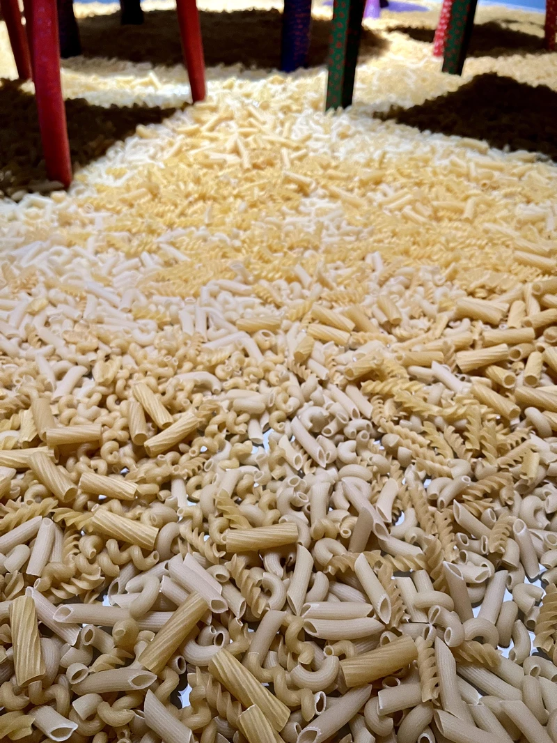 地上鋪滿了通心粉,Melody TU 採訪拍攝 地上鋪滿了通心粉,Melody TU 採訪拍攝