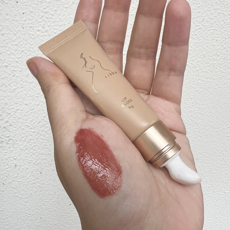 rihka lip gloss唇蜜(#toffee)手部試色。 rihka lip gloss唇蜜(#toffee)手部試色。