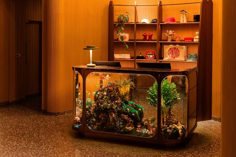 泰國藝術家 Eric Tobua 的複合媒材作品《Dreamscape》同時也是接待櫃檯。 泰國藝術家 Eric Tobua 的複合媒材作品《Dreamscape》同時也是接待櫃檯。