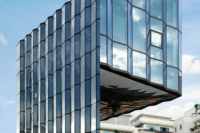 酒店建築外觀呼應了品牌不拘一格的血脈,取用了美國的廣告看板作為設計靈感。 酒店建築外觀呼應了品牌不拘一格的血脈,取用了美國的廣告看板作為設計靈感。