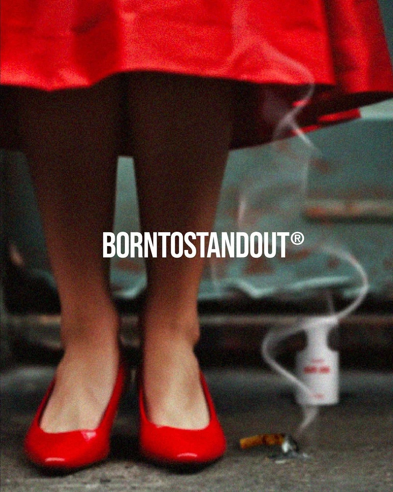 BORNTOSTANDOUT瑪莉珍淡香精向美國漫畫作品《Buster Brown》角色瑪莉珍致敬,強烈綠色氣息中帶著近乎大膽的甜美香氣,就像瑪莉珍叛逆的靈魂,寧願選擇野生的大麻和松針酒,也不願接受一束平凡的玫瑰和香檳(Photo/10X)。 BORNTOSTANDOUT瑪莉珍淡香精向美國漫畫作品《Buster Brown》角色瑪莉珍致敬,強烈綠色氣息中帶著近乎大膽的甜美香氣,就像瑪莉珍叛逆的靈魂,寧願選擇野生的大麻和松針酒,也不願接受一束平凡的玫瑰和香檳(Photo/10X)。