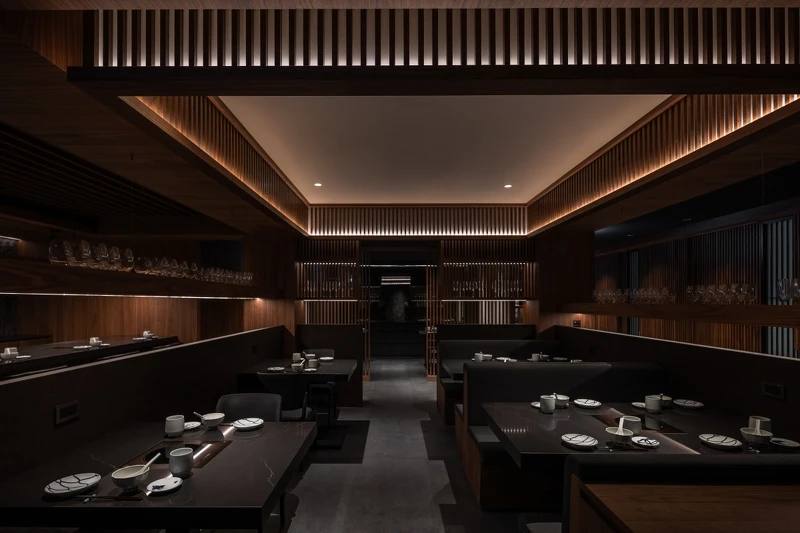 用餐區則劃分為單人鍋吧台區、中央沙發卡座區與包廂區。 用餐區則劃分為單人鍋吧台區、中央沙發卡座區與包廂區。