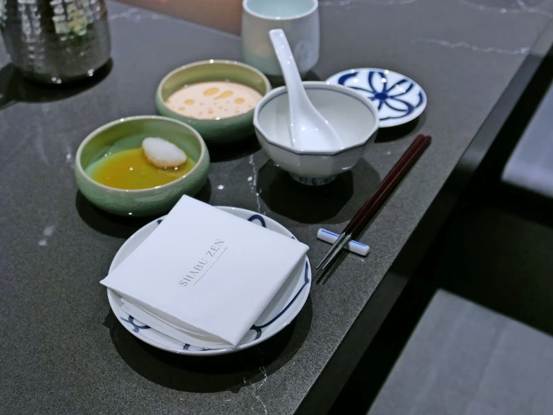 不僅講究食材,也透過精挑細選合宜的器皿,為美食致上最高的敬意。 不僅講究食材,也透過精挑細選合宜的器皿,為美食致上最高的敬意。