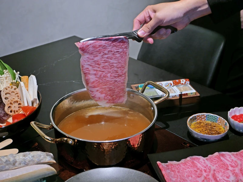 簡單而講究的湯頭是火鍋的靈魂。 簡單而講究的湯頭是火鍋的靈魂。