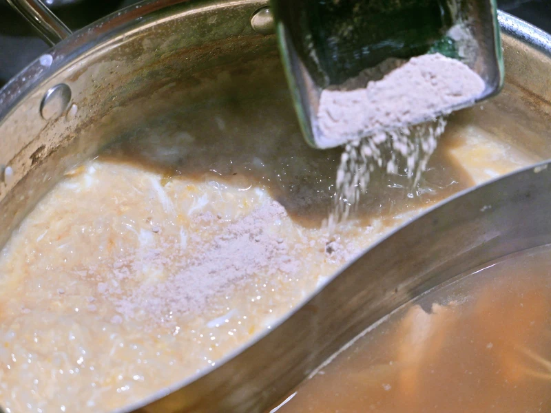 加入大量白胡椒的雜炊。 加入大量白胡椒的雜炊。