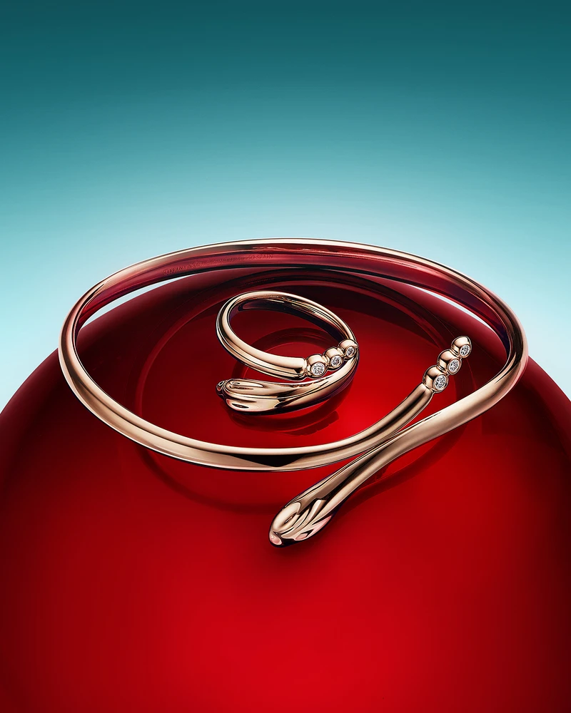 Tiffany & Co. 蒂芙尼Elsa Peretti®系列18K玫瑰金鑲鑽Snake手環及戒指 參考價格約NTD 265,000 (手環) & NTD 106,000 (戒指)(此新作為蒂芙尼台北101專門店獨家販售) Tiffany & Co. 蒂芙尼Elsa Peretti®系列18K玫瑰金鑲鑽Snake手環及戒指 參考價格約NTD 265,000 (手環) & NTD 106,000 (戒指)(此新作為蒂芙尼台北101專門店獨家販售)