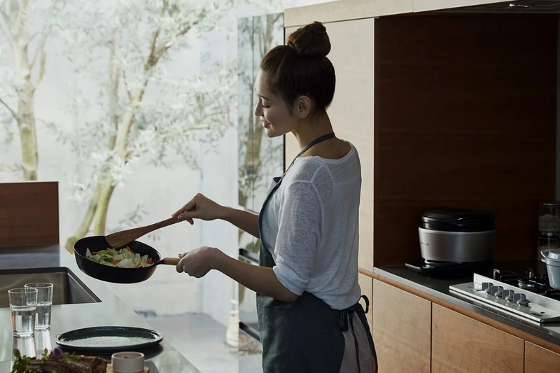 輕量化的琺瑯鑄鐵平底鍋讓料理變得不是一件苦差事。 輕量化的琺瑯鑄鐵平底鍋讓料理變得不是一件苦差事。