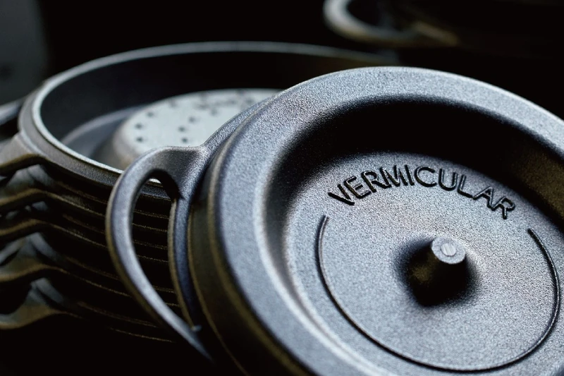 2010年,「Vermicular」第一款琺瑯鑄鐵鍋問世。 2010年,「Vermicular」第一款琺瑯鑄鐵鍋問世。