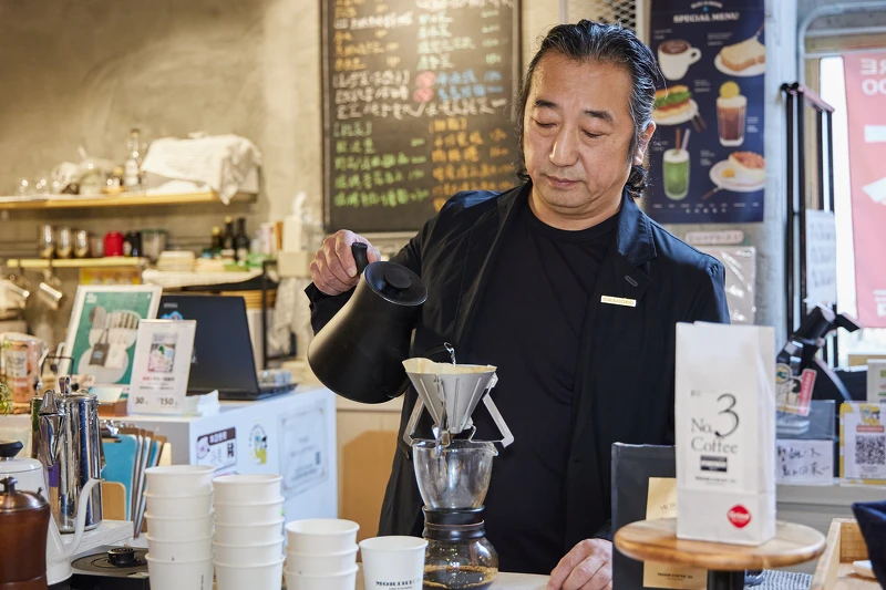 MORIHICO.社長市川草介親自手沖咖啡。 MORIHICO.社長市川草介親自手沖咖啡。