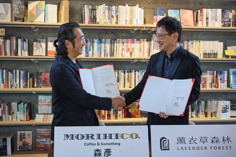 薰衣草森林董事長王村煌與MORIHICO.森彥社長市川草介正式簽約合作。 薰衣草森林董事長王村煌與MORIHICO.森彥社長市川草介正式簽約合作。