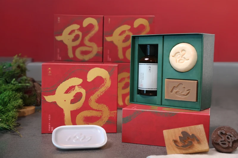 阿原年度禮盒內含艾草洗頭水、顏如玉皂餅、金銀花皂,取名「什麼都好-鴻運當頭」,寓意新年吉祥好運。 阿原年度禮盒內含艾草洗頭水、顏如玉皂餅、金銀花皂,取名「什麼都好-鴻運當頭」,寓意新年吉祥好運。