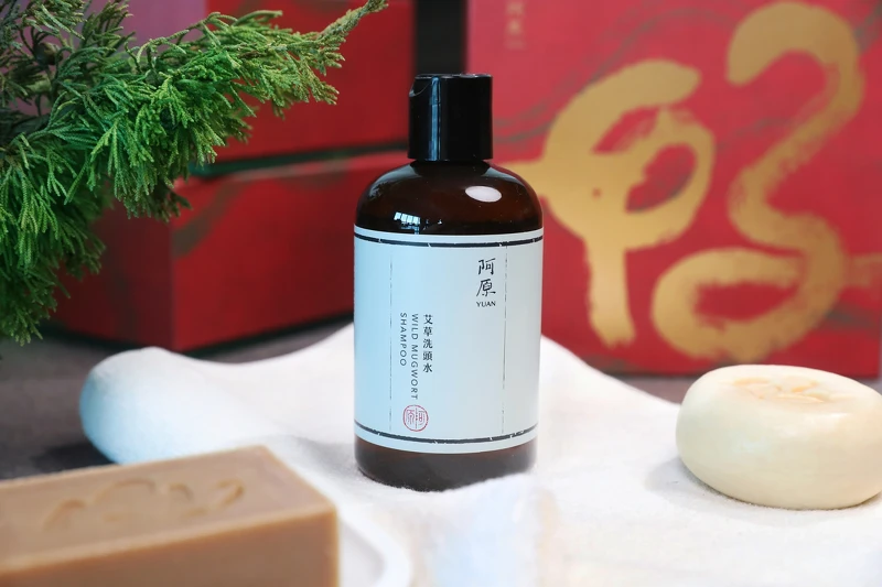 阿原明星商品艾草洗頭水,獨特的五味健膚露配方專為亞洲人的頭皮需求設計,舒緩頭皮問題。 阿原明星商品艾草洗頭水,獨特的五味健膚露配方專為亞洲人的頭皮需求設計,舒緩頭皮問題。