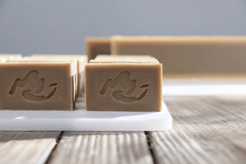 阿原金銀花皂結合品牌「好山好水」自然意象,將祝福融入皂章的「好山水」設計之中。 阿原金銀花皂結合品牌「好山好水」自然意象,將祝福融入皂章的「好山水」設計之中。