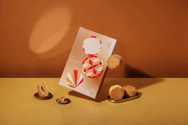 舊振南 XHUGH 聯名禮盒,核桃千層酥餅。 舊振南 XHUGH 聯名禮盒,核桃千層酥餅。