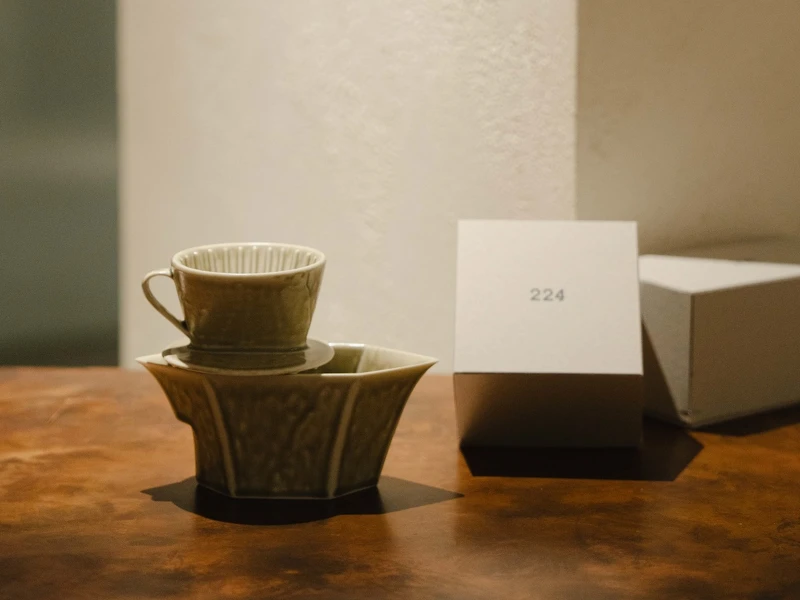 (beanroom) 和 Silence 還攜手日本嬉野名窯品牌「224」，三方共同打造湖泊限定濾杯與嬉香系列。