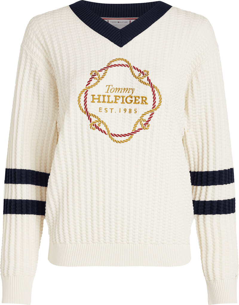 繩結 LOGO V 領毛衣 TWD6,980 繩結 LOGO V 領毛衣 TWD6,980