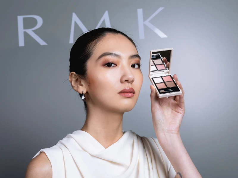 模特兒示範立體調色眼盤#EX-12 Rhapsody In Brown。 模特兒示範立體調色眼盤#EX-12 Rhapsody In Brown。