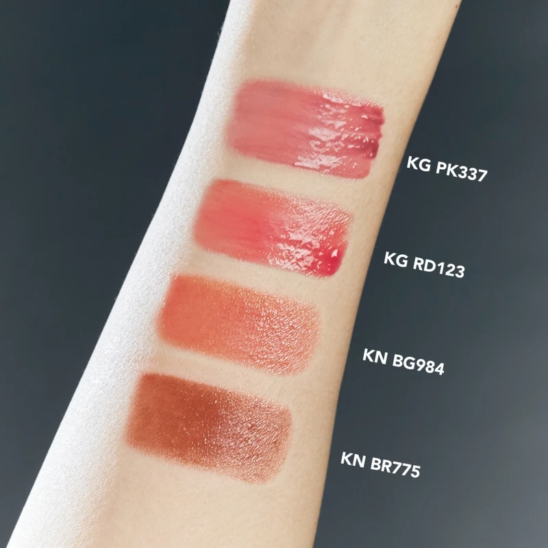 shu uemura植村秀無色限水光嫩唇露#KG PK337、#KG RD123、無色限精萃水潤唇膏#BG984、#BR775手部試色。 shu uemura植村秀無色限水光嫩唇露#KG PK337、#KG RD123、無色限精萃水潤唇膏#BG984、#BR775手部試色。