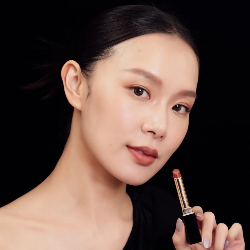 SUQQU晶采絲絨唇膏#0香木實擦。 SUQQU晶采絲絨唇膏#0香木實擦。