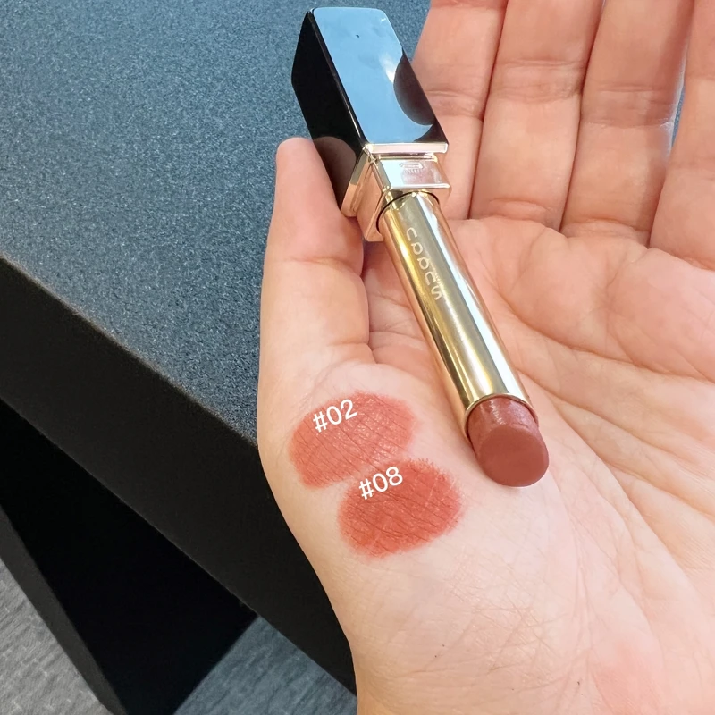 SUQQU晶采絲絨唇膏#02、#08手部試色。 SUQQU晶采絲絨唇膏#02、#08手部試色。