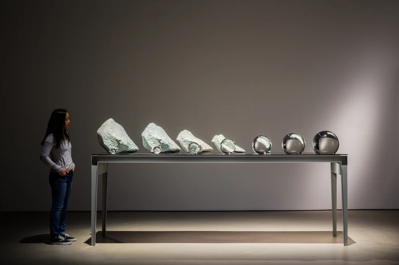 奧拉弗.埃利亞松,《冰河的最後七天》,2024。 攝影:Joseph Nair,Memphis West Pictures|新加坡美術館。圖像由藝術家、neugerriemschneider畫廊(柏林)、Tanya Bonakdar畫廊(紐約/洛杉磯)提供。 奧拉弗.埃利亞松,《冰河的最後七天》,2024。 攝影:Joseph Nair,Memphis West Pictures|新加坡美術館。圖像由藝術家、neugerriemschneider畫廊(柏林)、Tanya Bonakdar畫廊(紐約/洛杉磯)提供。