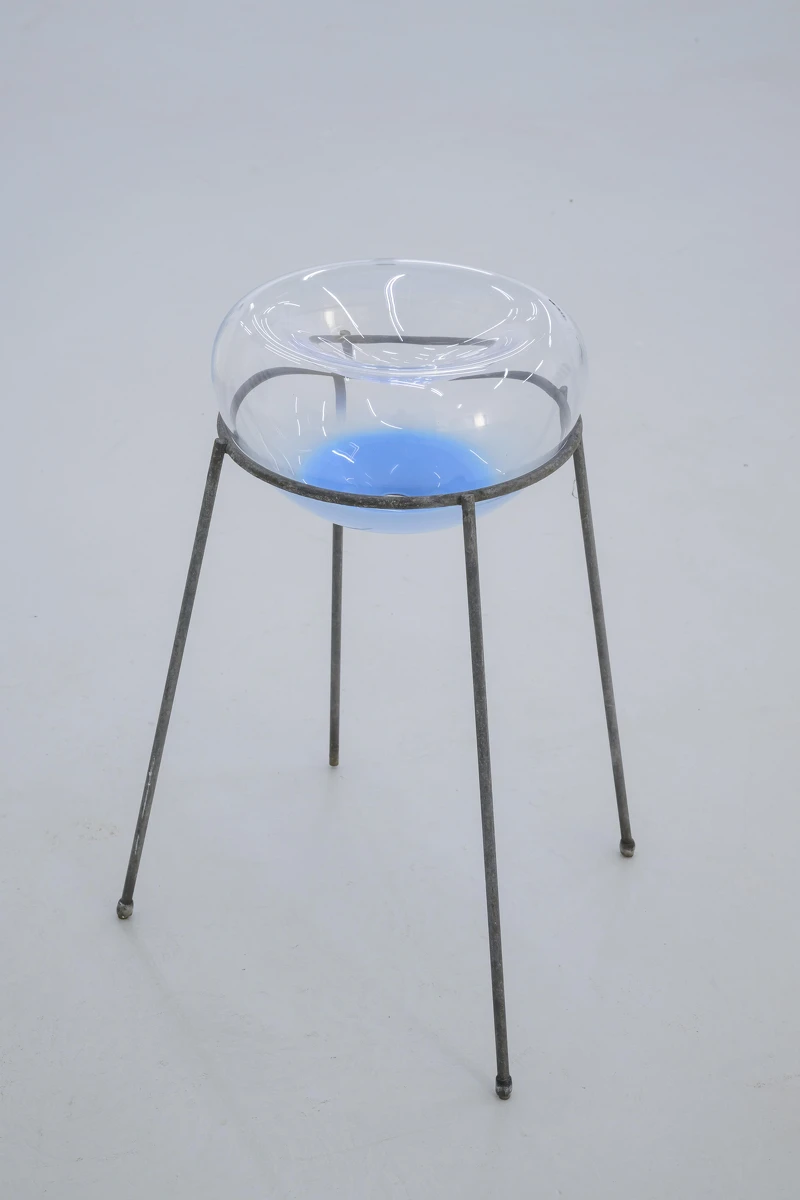 黃麗音,《深夜加油站》,2024,口吹玻璃、低碳鋼,50 × 25 × 25 cm。攝影:Marc Doradzillo;圖像由藝術家與北美館提供。 黃麗音,《深夜加油站》,2024,口吹玻璃、低碳鋼,50 × 25 × 25 cm。攝影:Marc Doradzillo;圖像由藝術家與北美館提供。