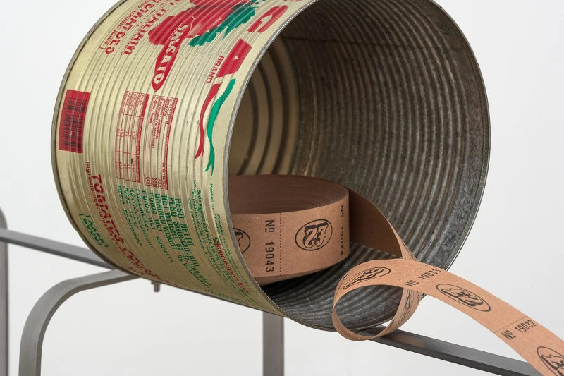 黃麗音,《休息中》,2023,低碳鋼鐵罐、印刷鐵片、紙,64 × 192.5 × 17 cm。圖像由藝術家、Public Gallery與北美館提供。 黃麗音,《休息中》,2023,低碳鋼鐵罐、印刷鐵片、紙,64 × 192.5 × 17 cm。圖像由藝術家、Public Gallery與北美館提供。