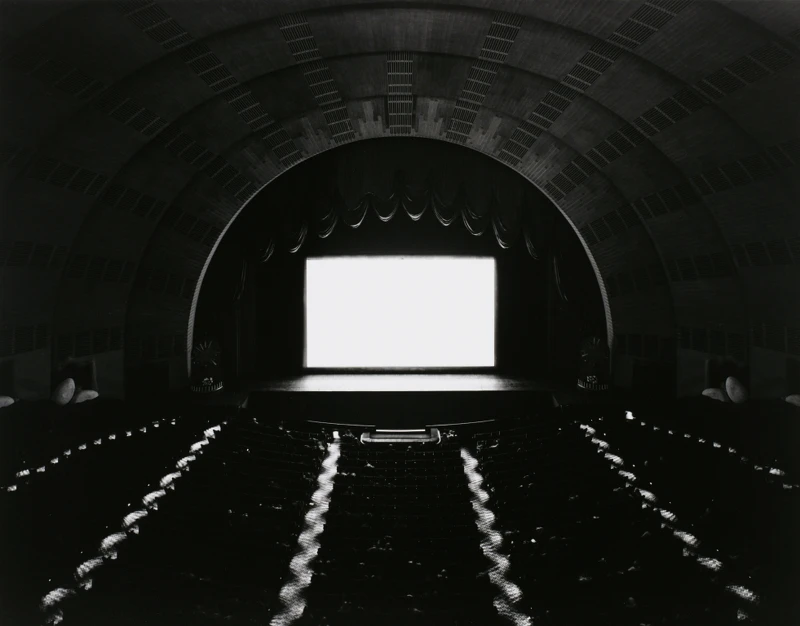 杉本博司,《劇院:紐約無線電城音樂廳》,1978,42 × 54 公分。東京寫真美術館收藏。圖像由北美館提供。 杉本博司,《劇院:紐約無線電城音樂廳》,1978,42 × 54 公分。東京寫真美術館收藏。圖像由北美館提供。