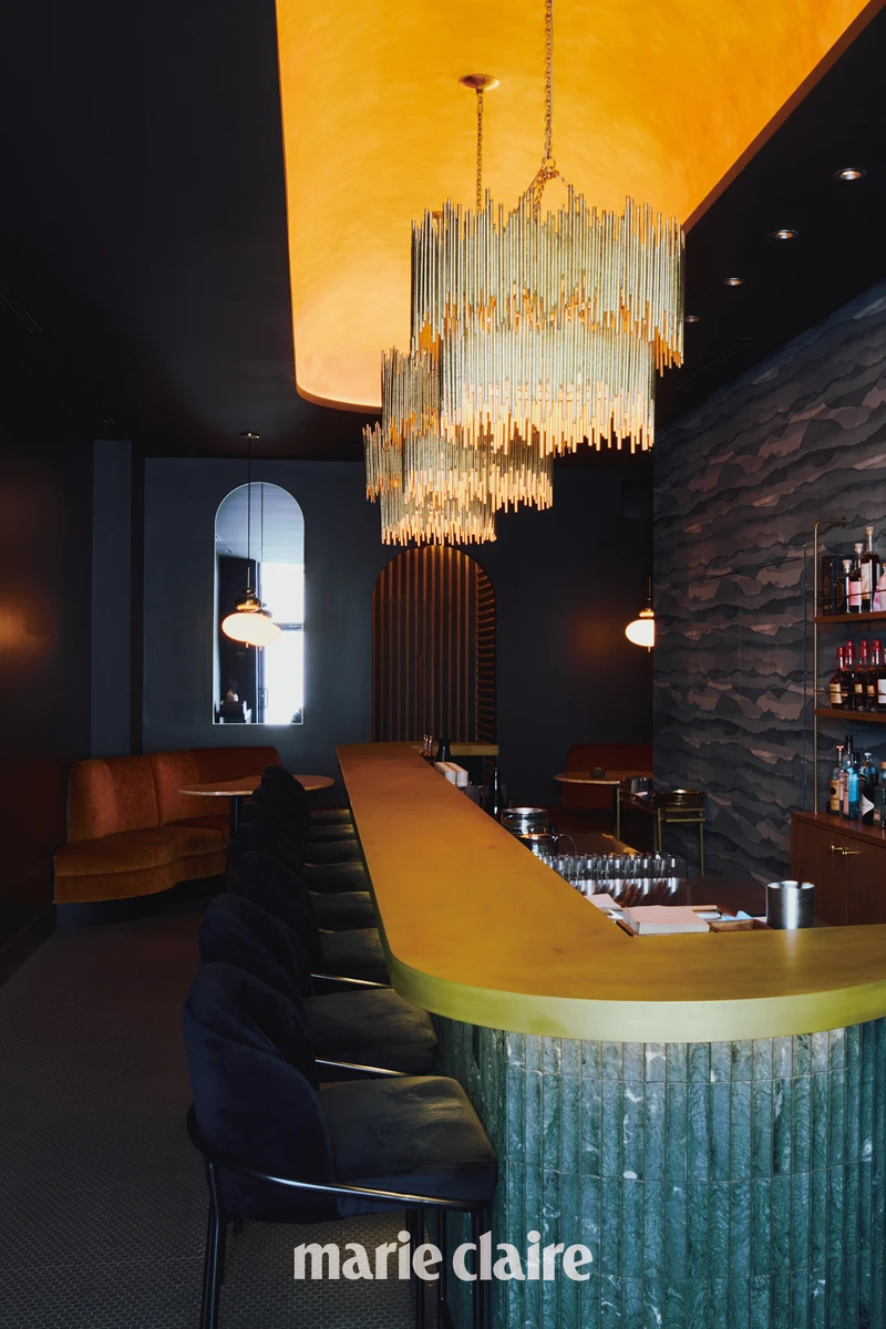 一推開 SHIA 的大門,即可望見能容納12人、供應五道式短菜單的吧台空間。 一推開 SHIA 的大門,即可望見能容納12人、供應五道式短菜單的吧台空間。