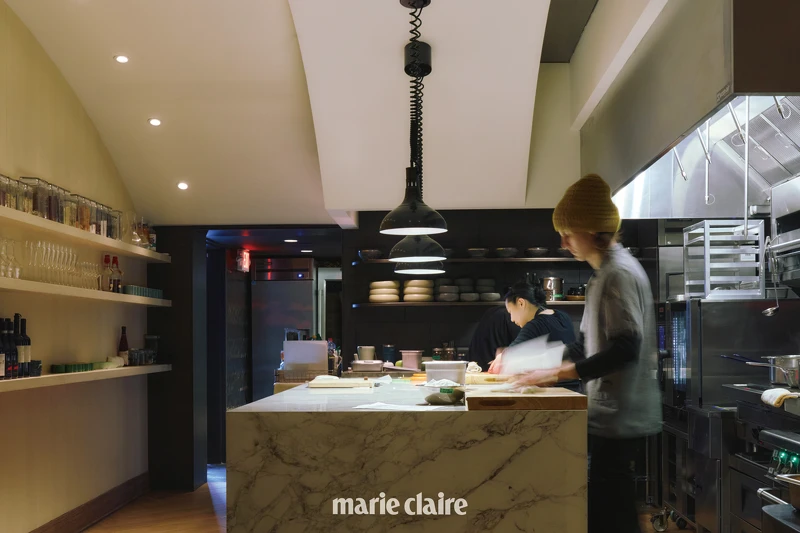 在供應7道式長菜單的用餐空間一旁,是能清晰望見團隊運作的開放式廚房。 在供應7道式長菜單的用餐空間一旁,是能清晰望見團隊運作的開放式廚房。