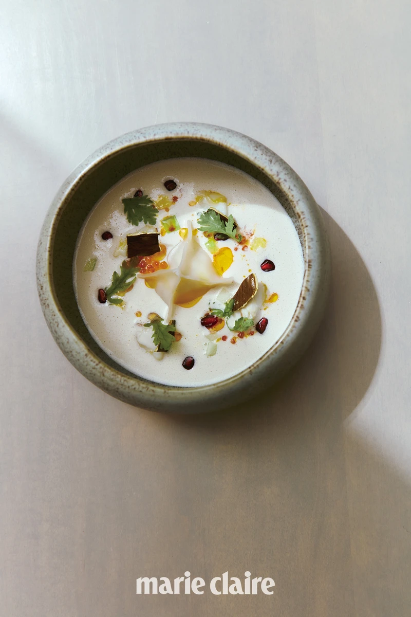 SHIA 招牌冷湯〈松子/韓式嫩豆腐/蘋果/蟹肉/橘醋〉。 SHIA 招牌冷湯〈松子/韓式嫩豆腐/蘋果/蟹肉/橘醋〉。