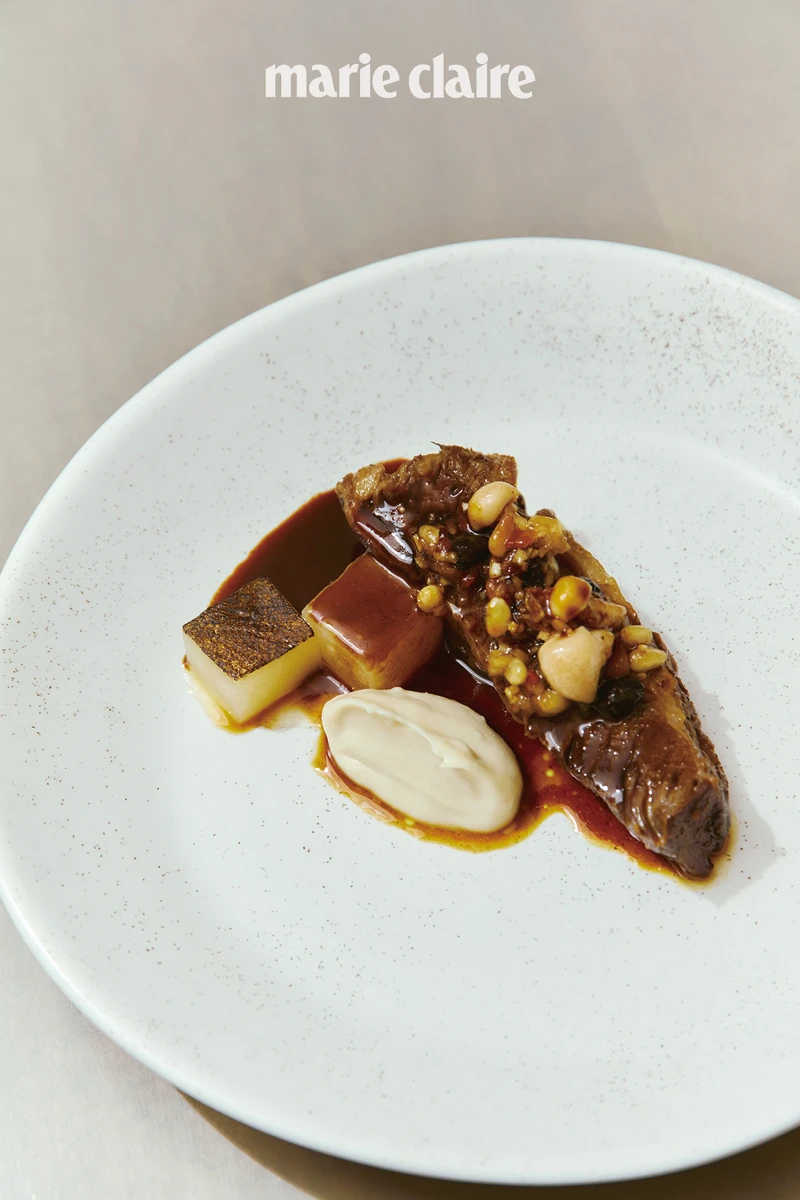 SHIA 受客人喜愛的主食料理〈韓式燉牛小排/根莖蔬菜/發酵黑豆〉。 SHIA 受客人喜愛的主食料理〈韓式燉牛小排/根莖蔬菜/發酵黑豆〉。