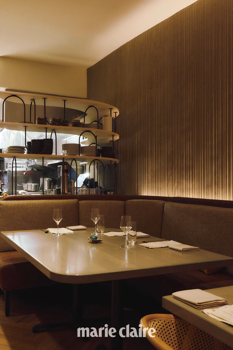 SHIA 的另一可容納22人、供應7道式長菜單的用餐空間。 SHIA 的另一可容納22人、供應7道式長菜單的用餐空間。