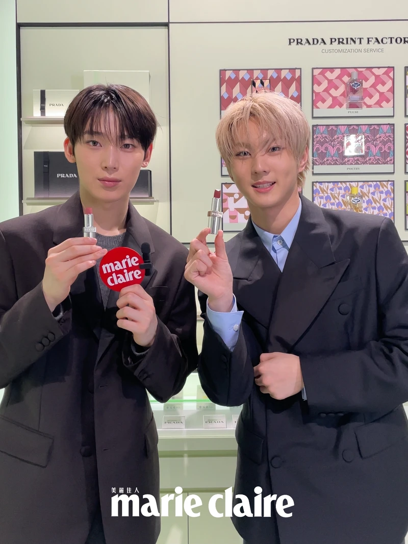 ENHYPEN成員梁禎元(JUNGWON)與金善禹(SUNWOO)推薦PRADA Beauty唇膏色號。 ENHYPEN成員梁禎元(JUNGWON)與金善禹(SUNWOO)推薦PRADA Beauty唇膏色號。