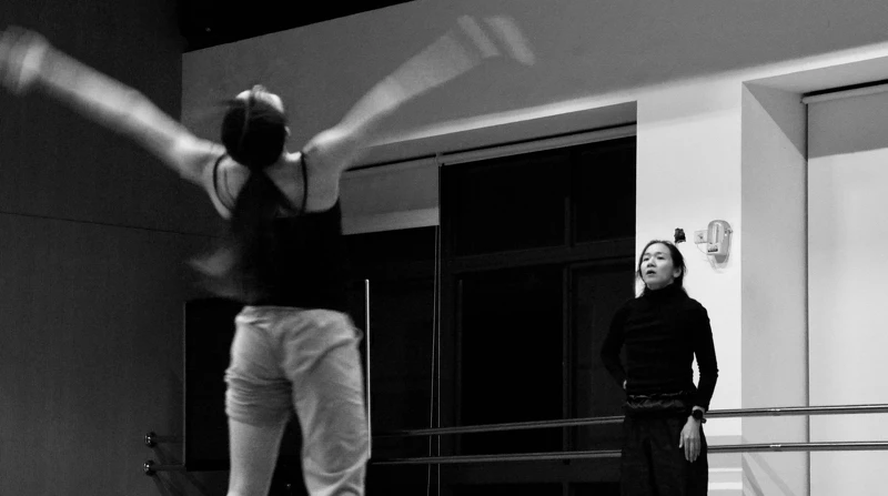 余采芩(右)擔任藝術總監,指導學生排練碧娜.鮑許版本《春之祭》。國立臺北藝術大學舞蹈學院提供(黎宇文攝影)。 余采芩(右)擔任藝術總監,指導學生排練碧娜.鮑許版本《春之祭》。國立臺北藝術大學舞蹈學院提供(黎宇文攝影)。