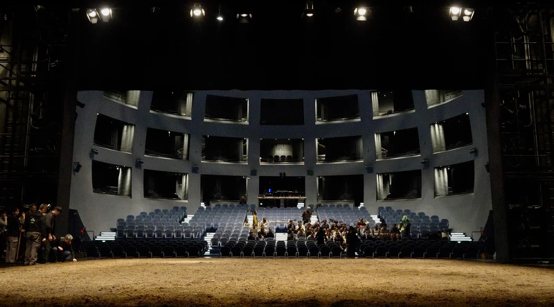 鋪滿土壤的舞台。國立臺北藝術大學舞蹈學院提供(黎宇文攝影)。 鋪滿土壤的舞台。國立臺北藝術大學舞蹈學院提供(黎宇文攝影)。