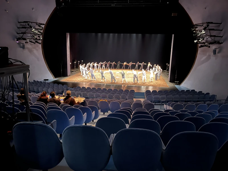 年輕舞者們於臺北表演藝術中心球劇場演出前,排練《春之祭》。國立臺北藝術大學舞蹈學院提供(黎宇文攝影)。 年輕舞者們於臺北表演藝術中心球劇場演出前,排練《春之祭》。國立臺北藝術大學舞蹈學院提供(黎宇文攝影)。