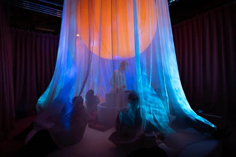 Rofen’s珞凡氏與驚喜製造攜手推出的沉浸式體驗《Flow me to the Dawn 旭日光廊》的心跳澡堂。