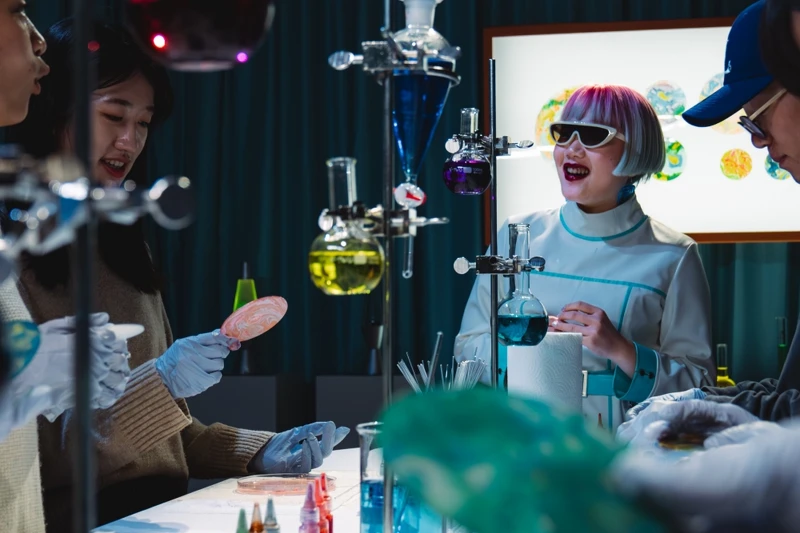 Rofen’s珞凡氏與驚喜製造攜手推出的沉浸式體驗《Flow me to the Dawn 旭日光廊》的復活實驗室。