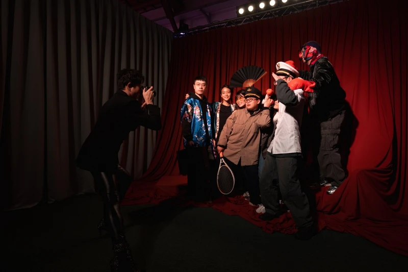 Rofen’s珞凡氏與驚喜製造攜手推出的沉浸式體驗《Flow me to the Dawn 旭日光廊》的Nobody伸展台。