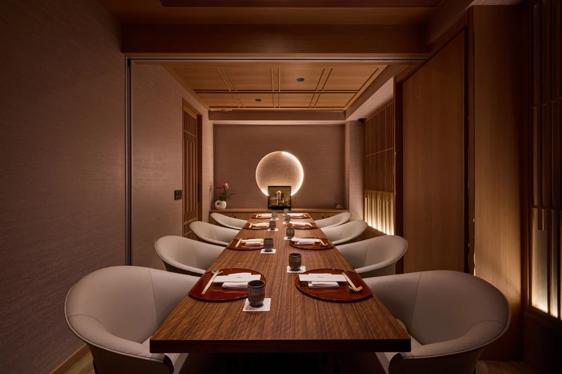 附設兩間容納4人包廂空間。 附設兩間容納4人包廂空間。