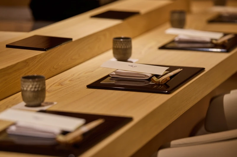 「鮨嘉仁」對品質的極致追求不僅展現在料理上,也貫穿在所有的用餐細節中。 「鮨嘉仁」對品質的極致追求不僅展現在料理上,也貫穿在所有的用餐細節中。