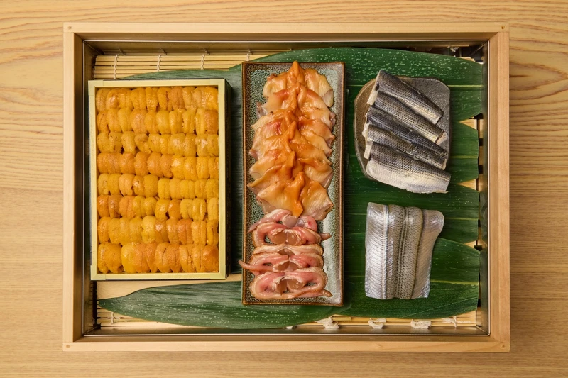 「鮨嘉仁」主打正宗江戶前壽司,以「Omakase」套餐形式供餐,每天都依照當旬最鮮美的魚貨設計菜單。 「鮨嘉仁」主打正宗江戶前壽司,以「Omakase」套餐形式供餐,每天都依照當旬最鮮美的魚貨設計菜單。