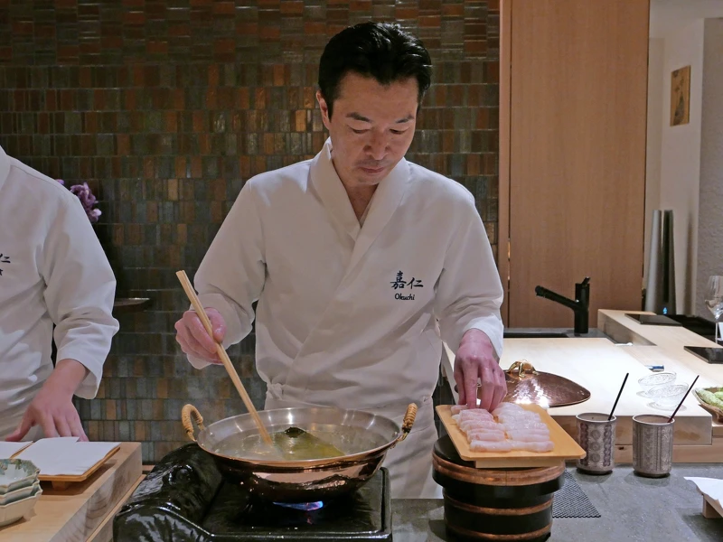 料理長將在壽司之間穿插一些轉換味覺的菜式。 料理長將在壽司之間穿插一些轉換味覺的菜式。