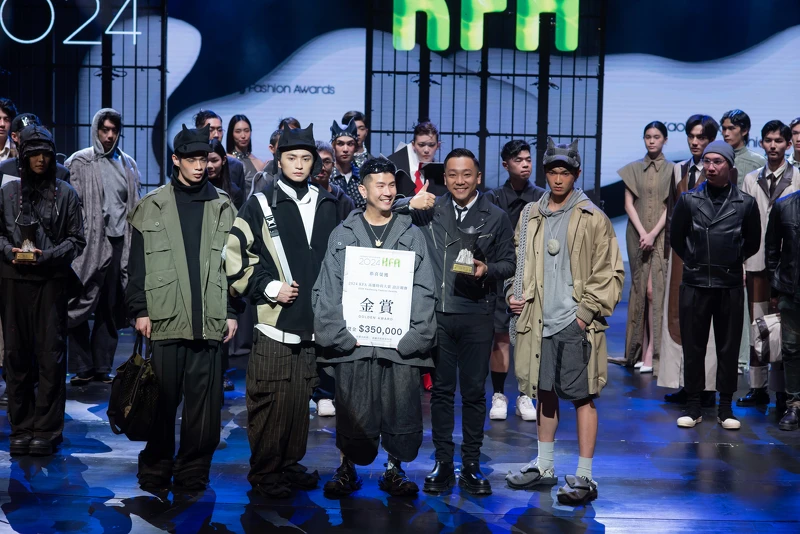 高雄時尚大賞由台灣服飾設計師協會理事長竇騰璜(左3)、時尚鬼才周裕穎(左1)、時尚女王汪俐伶(右1)、潮流品牌主理人洪琪(右2)，以及市場與國際行銷代表的紡拓會處長江夏碧(右3)、日月光副總阮筠晴共(左2)組重量級評審陣容。