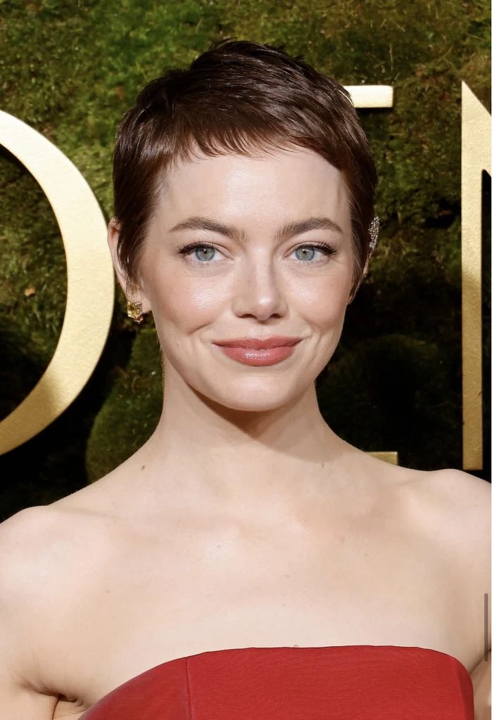 艾瑪史東的精靈短髮＋時髦耳飾出席2025金球獎！