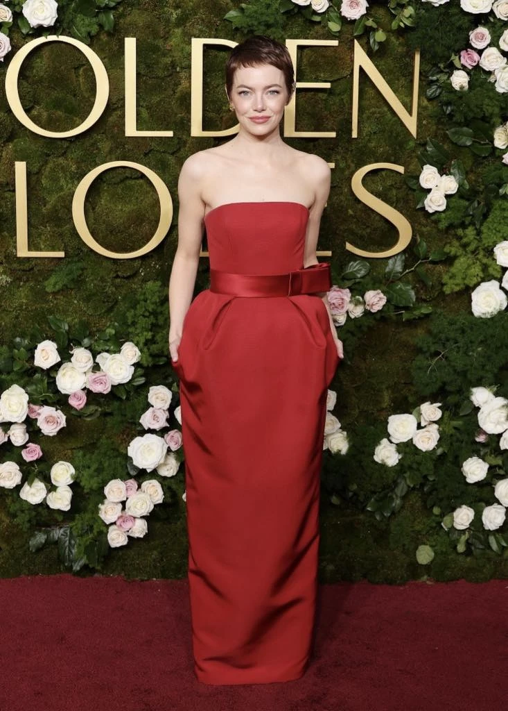 艾瑪史東的精靈短髮＋時髦耳飾出席2025金球獎！