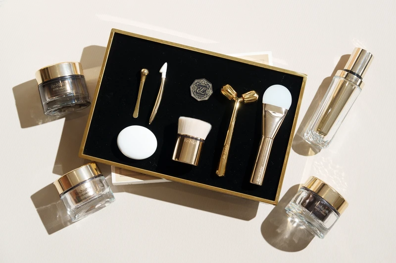 雅詩蘭黛皮拉提斯臉部雕塑護膚，融合專業手法與工藝級工具雕塑肌膚輪廓。